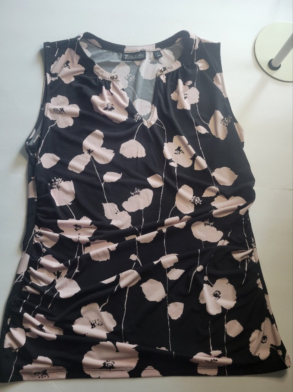 Liz Claiborne Black Sleeveless V-Neck Floral Blouse